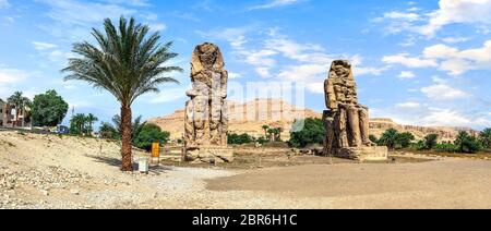 Vue panoramique sur les colosses de Memnon à Louxor au jour d'été Banque D'Images