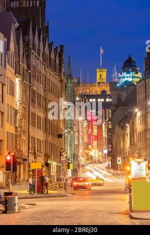 Royal Mile Edinburgh vieille ville Paysage urbain au coucher du soleil au crépuscule, Edinburgh, Scotland UK Banque D'Images