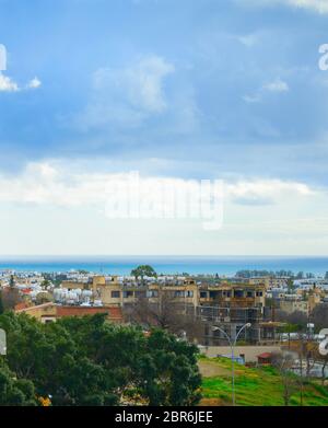 Skyline de Paphos en journée ensoleillée, Chypre Banque D'Images