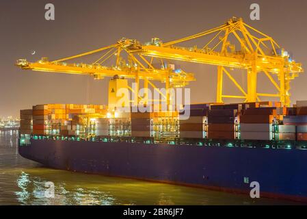 Tanker, des grues et des conteneurs au port industriel de nuit. Barcelone, Espagne Banque D'Images