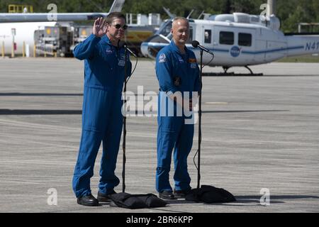 Kennedy Space Center, États-Unis. 20 mai 2020. Les astronautes de la NASA Bob Behnken (L) et Doug Hurley arrivent au Kennedy Space Center, en Floride, le mercredi 20 mai 2020. Les deux astronautes seront les premiers à lancer la Station spatiale internationale sur le vaisseau spatial de démonstration SpaceX. Le lancement marque la première mission de KSC depuis le lancement final de la navette en 2011. Photo de Joe Marino/UPI crédit: UPI/Alay Live News Banque D'Images