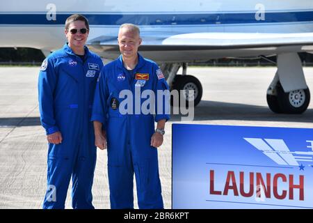 Kennedy Space Center, États-Unis. 20 mai 2020. Les astronautes de la NASA Bob Behnken (L) et Doug Hurley arrivent au Kennedy Space Center, en Floride, le mercredi 20 mai 2020. Les deux astronautes seront les premiers à lancer la Station spatiale internationale sur le vaisseau spatial de démonstration SpaceX. Le lancement marque la première mission de KSC depuis le lancement final de la navette en 2011. Photo de Joe Marino/UPI crédit: UPI/Alay Live News Banque D'Images