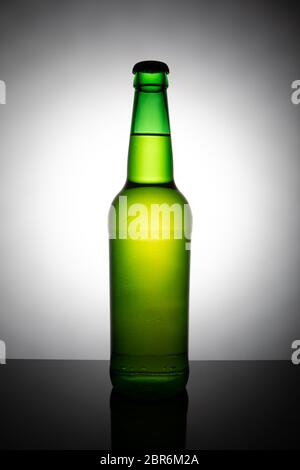 Bouteille de bière verte isolée sur fond blanc. Banque D'Images