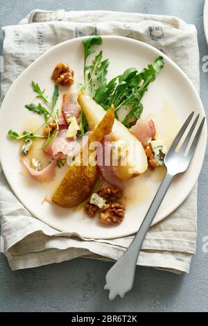 Salade de poires aux noix, au prosciutto, à l'arugula et au fromage bleu. Hors-d'œuvre pour le dîner Banque D'Images