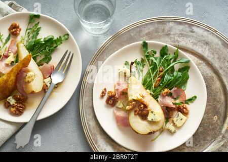Salade de poires aux noix, au prosciutto, à l'arugula et au fromage bleu. Hors-d'œuvre pour le dîner Banque D'Images