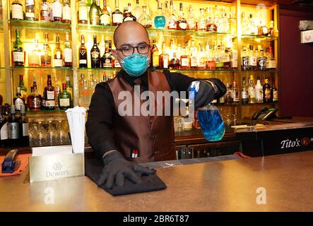 Miami, États-Unis d'Amérique. 20 mai 2020. CORAL GABLES, FL - MAI 20 : Caffe Abbraci, barman est vu avec un masque et un nettoyage où il se prépare à rouvrir après que des mesures contre le nouveau coronavirus (COVID-19) ont commencé à être levées à Coral Gables, Floride, le 20 mai 2020. (Photo par Alberto E. Tamargo/Sipa USA) crédit: SIPA USA/Alay Live News Banque D'Images