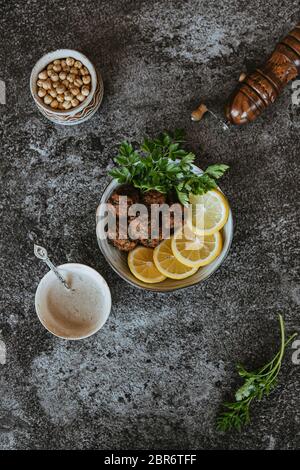 Falafel maison avec yaourt et sauce Tahini Banque D'Images