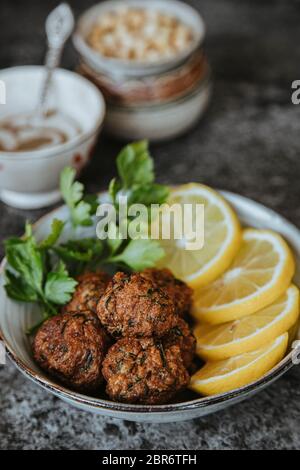 Falafel maison avec yaourt et sauce Tahini Banque D'Images