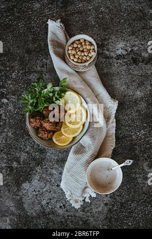 Falafel maison avec yaourt et sauce Tahini Banque D'Images