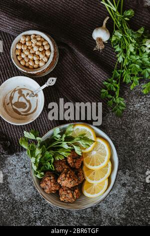 Falafel maison avec yaourt et sauce Tahini Banque D'Images