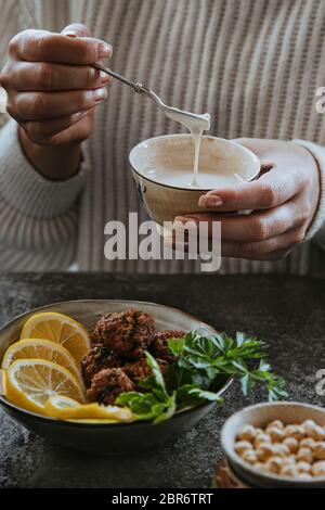 Falafel maison avec yaourt et sauce Tahini Banque D'Images