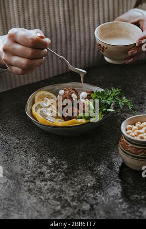 Falafel maison avec yaourt et sauce Tahini Banque D'Images