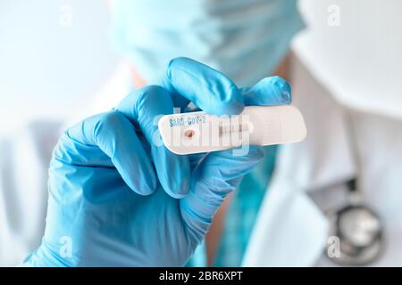 Le médecin présente un test de laboratoire rapide COVID-19 pour la détection des anticorps IgM et IgG contre le nouveau coronavirus, le COV-SRAS-2, avec un résultat positif. Immunité ag Banque D'Images