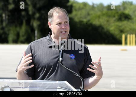 Kennedy Space Center, États-Unis. 20 mai 2020. L'administrateur de la NASA, Jim Bridenstine, s'adresse aux médias après l'arrivée des astronautes Bob Behnken et Doug Hurley au Kennedy Space Center, en Floride, le mercredi 20 mai 2020. Les astronautes seront les premiers à lancer le vaisseau spatial SpaceX Crew Dragon depuis juillet 2011. L'équipage est prévu pour une mission prolongée à la Station spatiale internationale le 27 mai 2020 photo de Joe Marino/UPI crédit: UPI/Alay Live News Banque D'Images