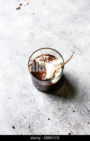 Pouding au chocolat dans un verre. Banque D'Images