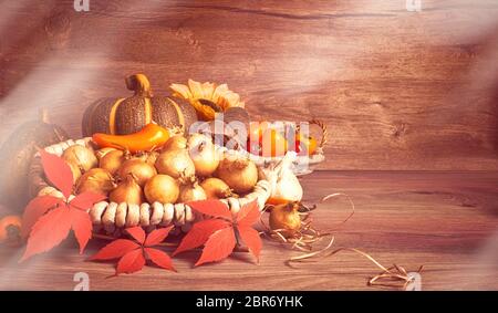 Décoration rustique d'automne sur table en bois. Décorations de moisson d'automne naturel. Joyeux Fallidays ! Panier d'ions, feuilles d'automne, citrouilles, Banque D'Images