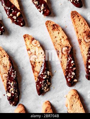 Vue rapprochée des biscotti aux noisettes enrobées de chocolat. Banque D'Images