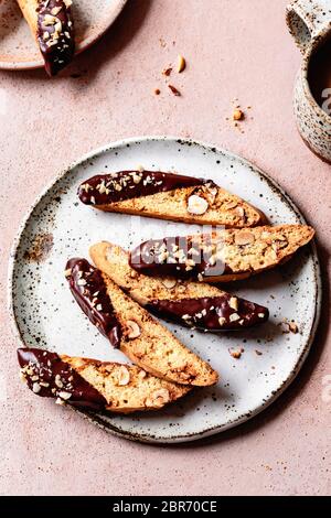 Biscotti aux noisettes enrobées de chocolat sans gluten. Banque D'Images