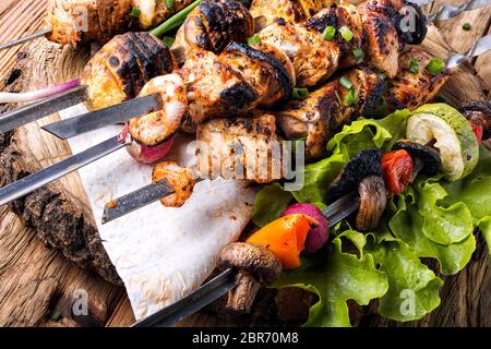 Brochettes barbecue avec viande juteuse.La préparation des brochettes marinées au barbecue grill Banque D'Images