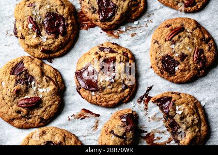 Biscuits aux noix de pécan au chocolat avec sel moucharleur. Banque D'Images