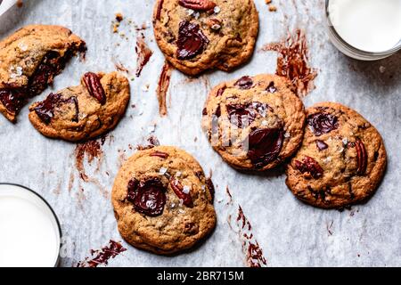 Biscuits aux pépites de chocolat avec des pacanes et du sel. Banque D'Images