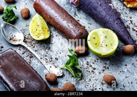 Cornets colorés de différentes saveurs de crème glacée.couverts de chocolat Banque D'Images