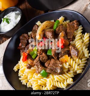 Fussili avec klaschise nouilles paprika et goulash épicé Banque D'Images
