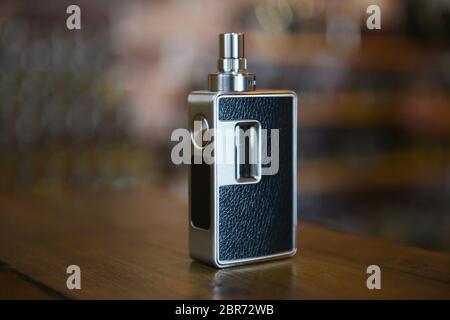 Dispositif de vapotage moderne populaire avec la fume .pices de mise   niveau pour le nouvel vaporateur e-cig . Bonne faon de cesser de fumer la  cigarette de nicotine Photo Stock -