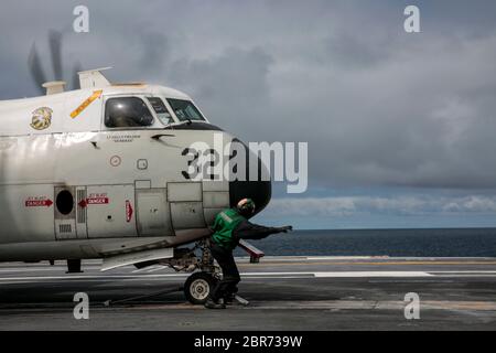 200518-N-MM912-1101 OCÉAN PACIFIQUE (le 18 mai 2020) Aviation Boatswain's Mate (équipement) 3e classe Gregory Andrews, de Fredericksburg, en Virginie, dirige un C-2A Greyhound attaché aux « fournisseurs » de l'escadron de soutien logistique de la flotte (VRC) 30 sur le pont de vol du porte-avions USS Abraham Lincoln (CVN 72). Abraham Lincoln est en cours de mener des opérations de routine dans le 3e flotte des États-Unis. (ÉTATS-UNIS Photo de la marine par le Spécialiste des communications de masse 3ème classe Michael Singley/sortie) Banque D'Images