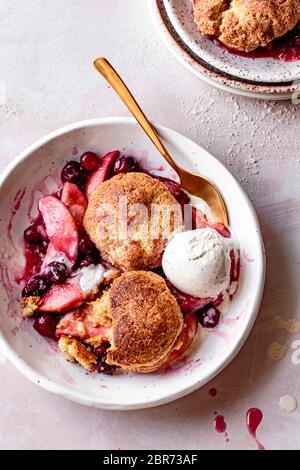 Corbette aux pommes et glace dans un bol. Banque D'Images