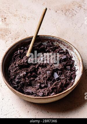 Morceaux de chocolat ajoutés au mélange de biscuit au chocolat et au gingembre double. Banque D'Images