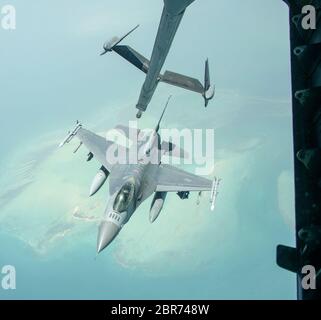 Un faucon de combat « Viper » du 79e Escadron de chasseurs expéditionnaires F-16 se désengage d'un boom après un ravitaillement en vol avec un 908e Escadron de ravitaillement en vol expéditionnaire KC-10 Extender dans le ciel au-dessus des Émirats arabes Unis, le 8 mai 2020. Le F-16 Fighting Falcon est un avion de chasse compact et multirôle. Extrêmement maniable, elle a fait ses preuves dans le combat aérien et les attaques air-surface. Il fournit un système d'armes à haut rendement et relativement peu coûteux pour les États-Unis et les pays alliés. (ÉTATS-UNIS Photo de la Force aérienne par Tech. Sgt. Kat Justen) Banque D'Images