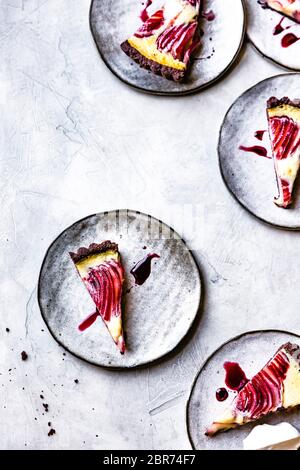 Tranches de poire pochée et de crème anglaise sur les assiettes. Banque D'Images