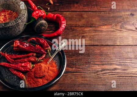 Frais, séchés et de masse de piment rouge sur la surface en bois. Copy space Banque D'Images