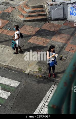 Les gens attendent de traverser la route pendant l'épidémie de coronavirus en Colombie Banque D'Images