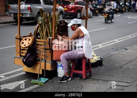 Vendeur de jus de canne à sucre (Guarapo) à Cali, pendant l'épidémie de coronavirus en Colombie Banque D'Images