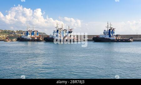 Les remorqueurs dans le port de Milazzo, Sicile, Italie Banque D'Images