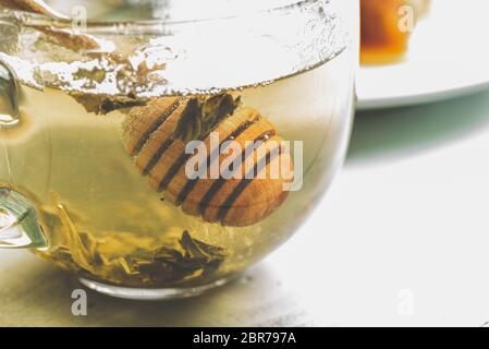 Balancier miel en tasse de thé vert. Copy space Banque D'Images