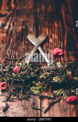 Deux cuillères de thé de fines herbes framboise plus de surface en bois Banque D'Images