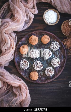 Truffes au chocolat et aux amandes servies sur une assiette en céramique Banque D'Images