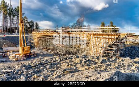 Photo en gros plan du nouveau site de construction de pont avec construction à temps pour le remplir de béton. Tour de grue jaune, nuages bleus, ciel profond Banque D'Images