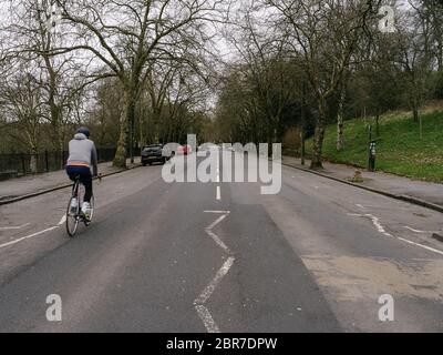 Un cycliste descend à vélo sur la route fermée de Kelvin après que le conseil municipal de Glasgow a introduit une interdiction de circulation pour soutenir la prise de distance sociale dans la crise du coronavirus et le verrouillage. Banque D'Images