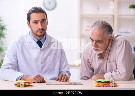 Médecin et patient souffrant de la maladie d'Alzheimer Banque D'Images