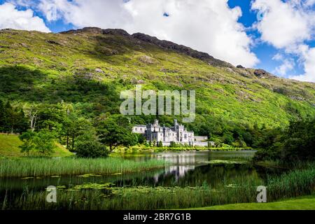 L'Abbaye de Kylemore, beau château abbaye comme avec la réflexion dans le lac au pied d'une montagne. C'est un monastère bénédictin fondé en 1920, à Conne Banque D'Images