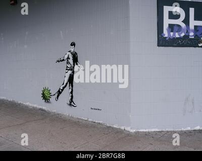 Une nouvelle fresque de l'artiste de rue « The Rebel Bear » montrant un homme enchaîné à une molécule virale, dans des rues vides du centre-ville de Glasgow, mettant en évidence les directives de distanciation sociale et les avis « à domicile » doivent être respectés pendant le confinement en cas de pandémie du coronavirus. Banque D'Images