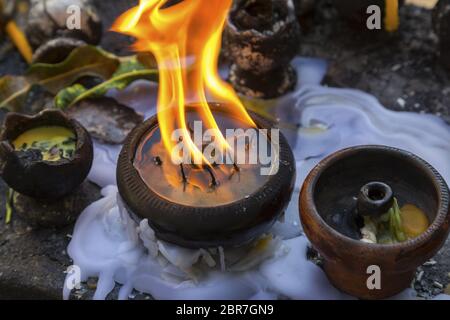 Flamme jaune brûlante et cire chaude dans le temple bouddhiste thaïlandais Banque D'Images