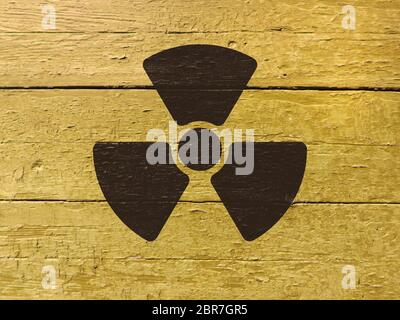 Signe de rayonnement sur un vieux mur peint en bois. Banque D'Images