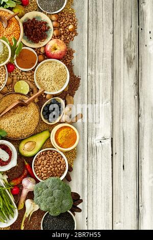 Vue de dessus de lit d'herbes et de bols de riz et haricots à mi-chemin sur planche en bois rustique background Banque D'Images