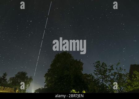 Londres, Royaume-Uni. 20 mai 2020. Un composite de longue exposition de la Station spatiale internationale (ISS) qui traverse le nord-ouest de Londres à 23:45. Un ciel dégagé résultant d'une réduction de la pollution automobile due au blocage de la pandémie du coronavirus a permis de voir plus facilement les objets en orbite. Le 27 mai, la NASA utilisera une fusée Falcon 9 de l'entreprise SpaceX d'Elon Musk pour transporter deux astronautes pour rejoindre l'ISS, marquant ainsi la première fois que des astronautes ont effectué un vol en orbite à l'aide d'un engin spatial construit par une société privée. Credit: Stephen Chung / Alay Live News Banque D'Images
