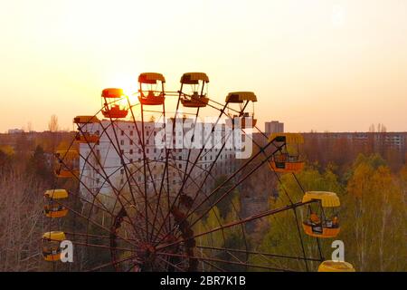 Vues de la ville de Pripyat près de la centrale nucléaire de Tchernobyl, vue aérienne. La place principale de la ville de Pripyat abandonnée au coucher du soleil. Banque D'Images